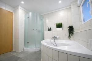 STN Royale Suite - Ferienwohnung mit 4 Schlafzimmer, 8 Big Beds, Parkplatz & Balkon, Highspeed WLAN, Netflix Premium, Zentral zu Audi & Schwarz Gruppe