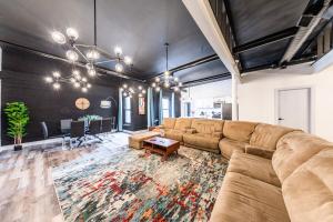 Luxury 5BR w King Bed and Pool Table Near Chinatown 2010 South Wabash - 4F