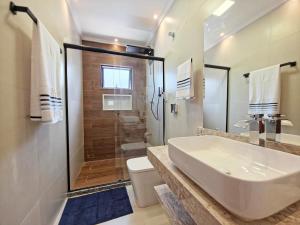 Casa Moderna com Churrasqueira e Vista para a Montanha