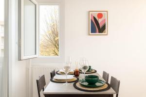 Spacious 2BR for 4 Quiet & Family-Friendly Easy Paris Access