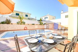 Vila Alcantarilha by MTPhomes