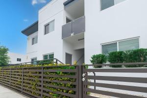 Modern 3BR Getaway 4 Beds with Free Parking Included