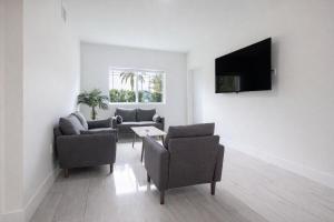 Modern 3BR Getaway 4 Beds with Free Parking Included