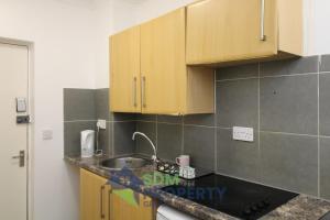 Pebbles Guest House - Flat 1