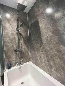 Stylish 2Bed Ground Floor Flat with Private Garden