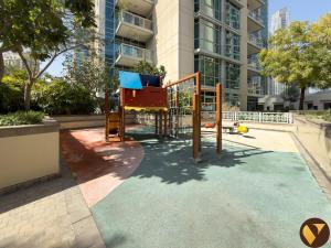 Vogue Vacation Homes, Downtown Burj Residence Near Dubai Mall and Burj Khalifa, Three Bedroom Plus Maids room Apartment with Balcony and City View, Access toAmenities