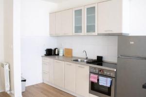 Aura Apartment - Lovely Apartment with Garage Parking