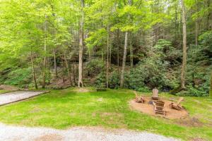 Cozy Creek- Firepit, Hiking, Creekside, Private