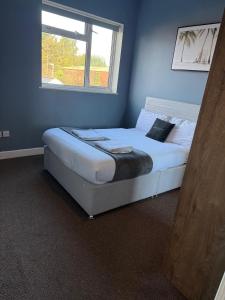 Spacious high street apartment, Sleeps 6