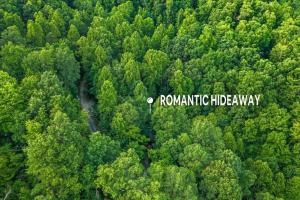 Romantic Hideaway- Pet Friendly, Hot Tub, Firepit
