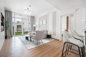 Palm Jumeirah Luxury Direct Beach Access and Views