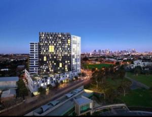 World Famous Racecourse Views with Pool Gym and Parking