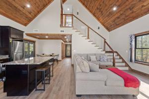 Anchor Point- Hot Tub, Firepit, Ping Pong