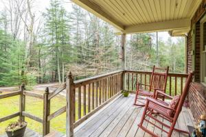 Carries Cottage- Hot Tub, Firepit, Covered Deck