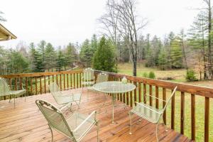 Carries Cottage- Hot Tub, Firepit, Covered Deck