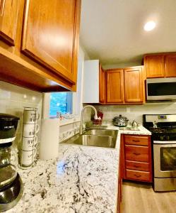 Very cozy 3 bedroom house close to everything