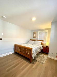 Very cozy 3 bedroom house close to everything