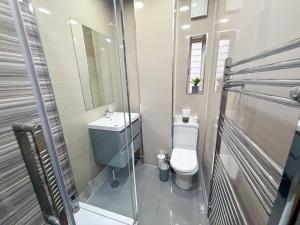 Spacious 4-Bedroom 2-Bathroom Apt in Paddington with AC near Edgware Road & Hyde Park by Staylio London