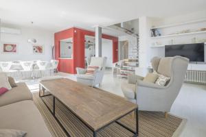 Villa with pool and sea view