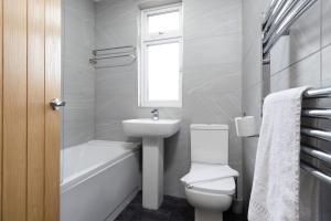 3 Bed House,CV5, Long & Short Stay, Free Parking, Wi-Fi