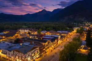 Lazy Bear Lodge by NW Comfy Cabins