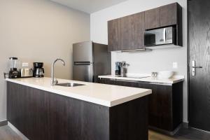 Modern Apartment with City Views and Pool Access