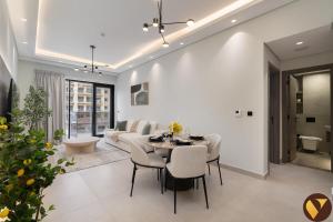 Vogue Vacation Homes, JVC Al Serh Residences Near Circle Mall, One Bedroom Plus Maids room Apartment with Balcony and City View, Access toAmenities