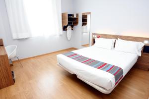 Double or Twin Room - Disability Access room in Travelodge Valencia Aeropuerto