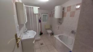 Ferienwohnung in Kustici mit Meerblick, Balkon, Klimaanlage, W-LAN (3597-3)