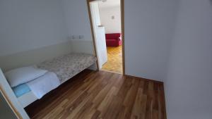 Ferienwohnung in Kustici mit Meerblick, Balkon, Klimaanlage, W-LAN (3597-3)