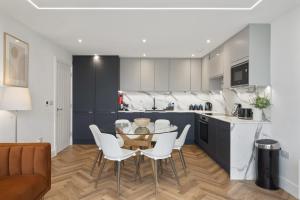 Modern Apartment with Balcony Sea Views & Parking