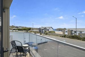 Modern Apartment with Balcony Sea Views & Parking