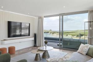 Penthouse Balcony with Expansive Sea Views Parking