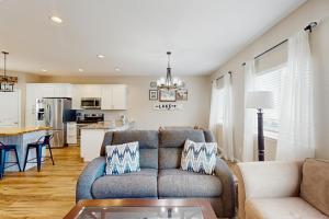 3BR Lakefront Home with 2 Living Rooms, Dock and WandD