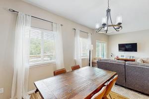 3BR Lakefront Home with 2 Living Rooms, Dock and WandD