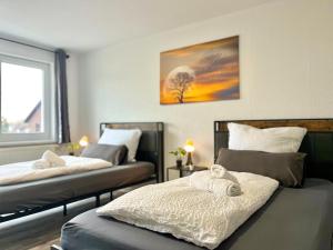 STN Kocherwald Suite - Ferienwohnung mit 4 Schlafzimmer, 8 Big Beds, Parkplatz & Balkon, Highspeed WLAN, Netflix Premium, Zentral zu Audi & Schwarz Gruppe