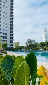 vista al mar y montañas piscina salida a playa