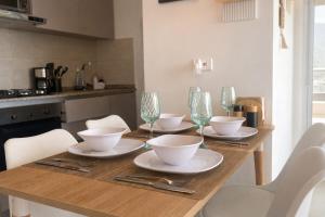 vista al mar y montañas piscina salida a playa