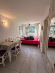 Departamento en barrio del golf moderno, tranquilo y arbolado