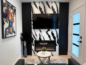 Style City Getaway! Downtown on point! Full Private apartments!