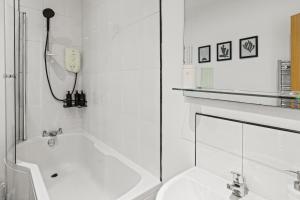 Spacious 2 Bed Apartment With Secure Free Parking