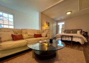8 min to UGA NEW Lake Loft Apt near downtown Athens at UGA free wifi and coffee