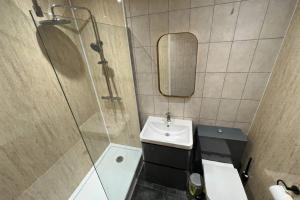 Cosy City Apt for 6, Parking, Dining & Train