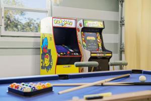 Pastel Palms - Sport Court - Pool - Hot Tub - Bar