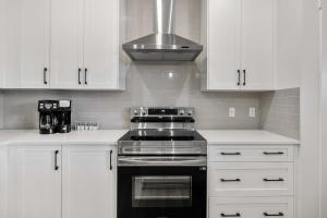 NEW Family 3BR Upper Suite w Kids Play Den, Free Banff Pass