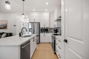Large 5BR Family Home w Kids Play Den & Private Basement Suite Included, FREE Banff Pass!