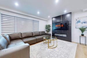 Lux 7 Bedroom Home [Near Rogers StadiumDownsview]