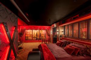 Suite Cabaret - Love room spa & cinéma privatifs