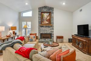 Golf Course View, Pool & Lanai! Upscale Naples Gem