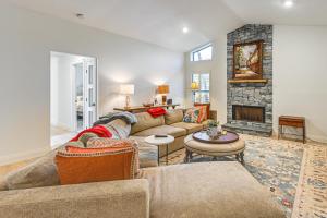 Golf Course View, Pool & Lanai! Upscale Naples Gem